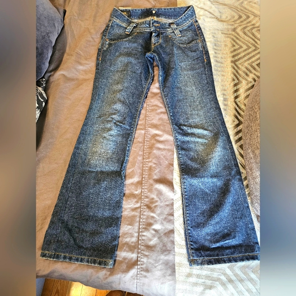 A very nice Lee , pants, color between blue and grey.